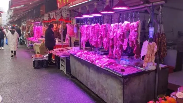 武汉菜市场乱象：违规“生鲜灯”扎堆