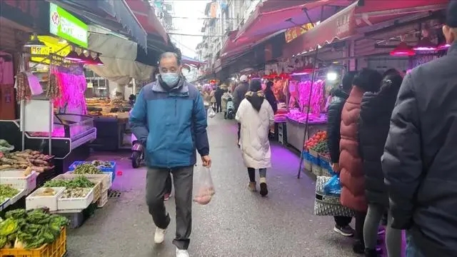 武汉菜市场乱象：违规“生鲜灯”扎堆