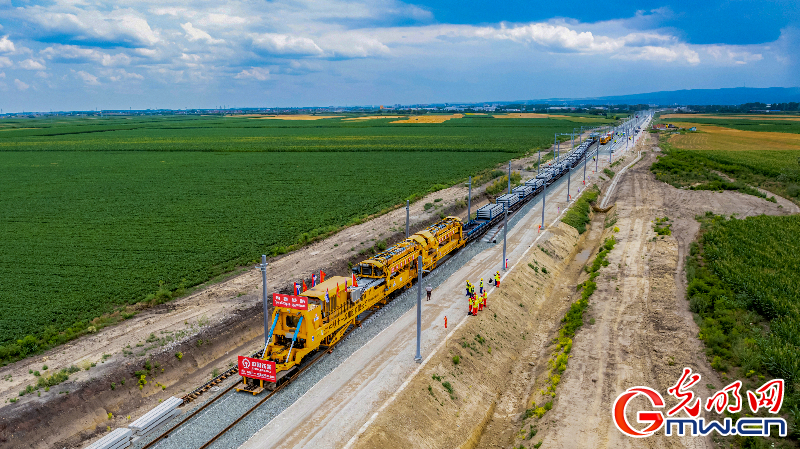 匈塞铁路塞尔维亚境内诺苏段实现铺轨贯通