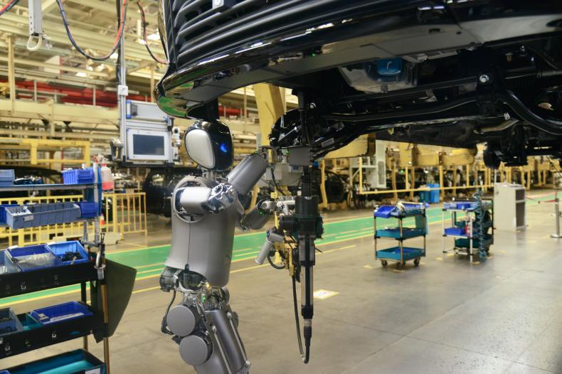 人形机器人加速应用 赋能汽车工业高质量发展
