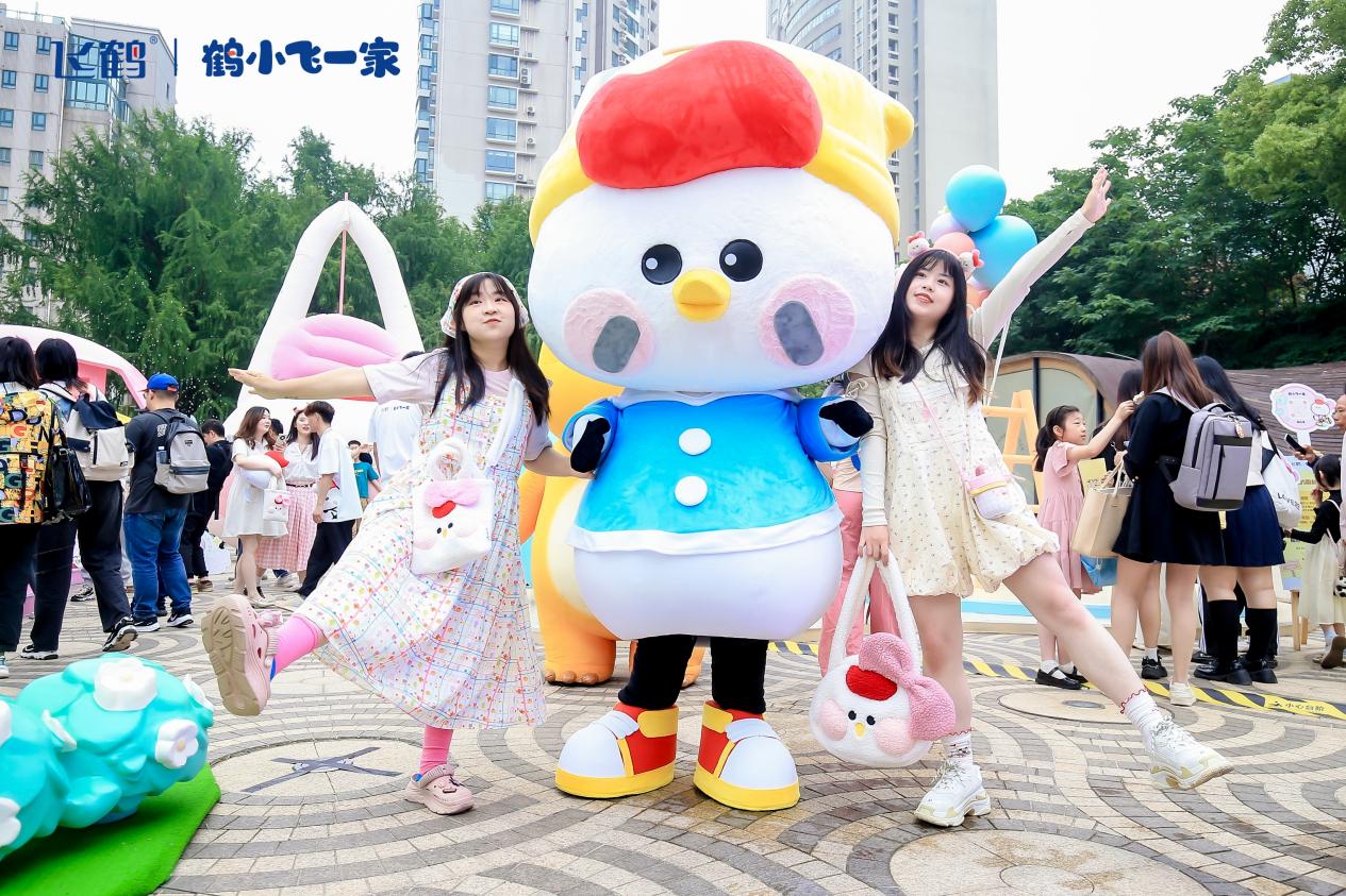 “鹤小飞一家”IP亮相助力品牌年轻化