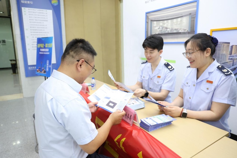 广陵区税务局：开展普法宣传活动 助力企业合规经营