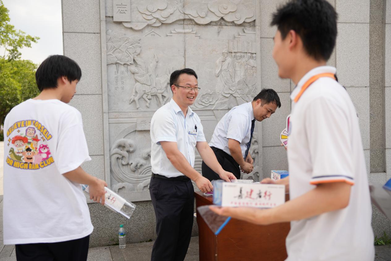 助考路上的温暖力量——建行江西省分行“劳动者港湾”为高考护航