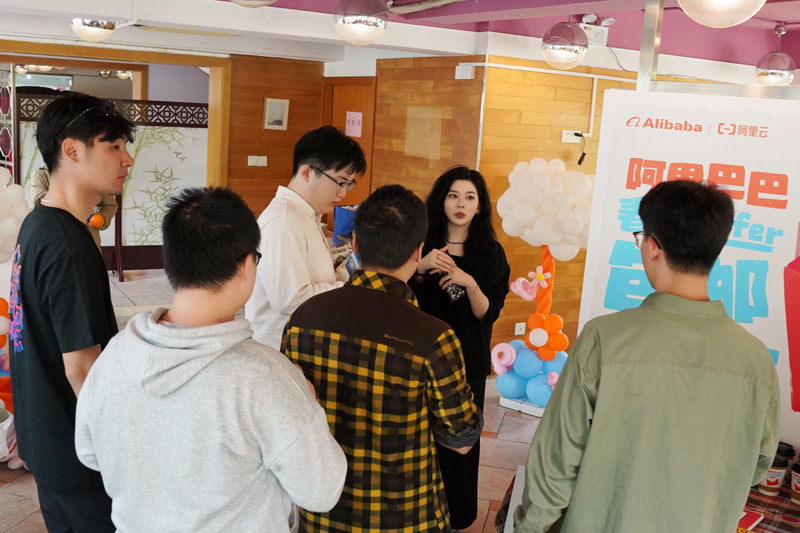 稳就业在行动丨就业“蓄水池”不断扩容 “人工智能+”开辟就业新路径