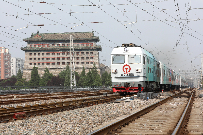 京津冀首列观光旅游列车正式投入运营