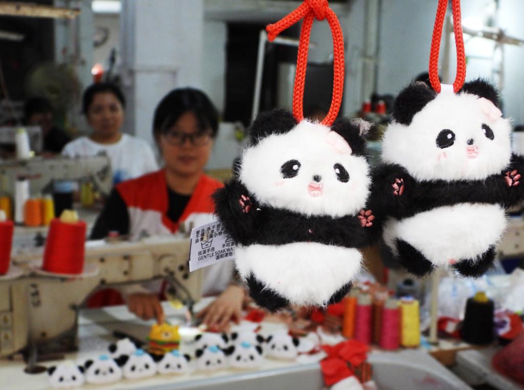 小挂件 大生意 街头这些“行走表情包”正在破圈