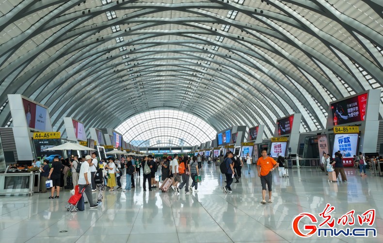 “高铁+航空”成为今年暑运一大热点