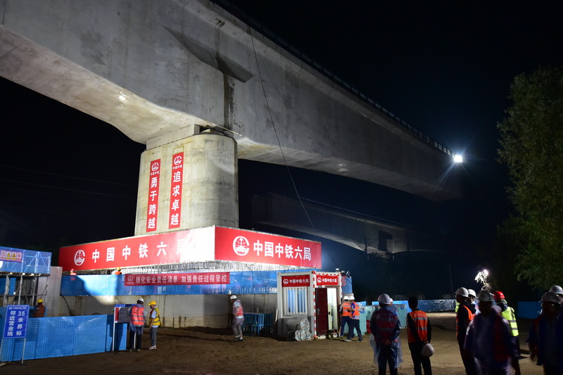 雄商高铁雄安枢纽跨津保铁路转体桥成功转体