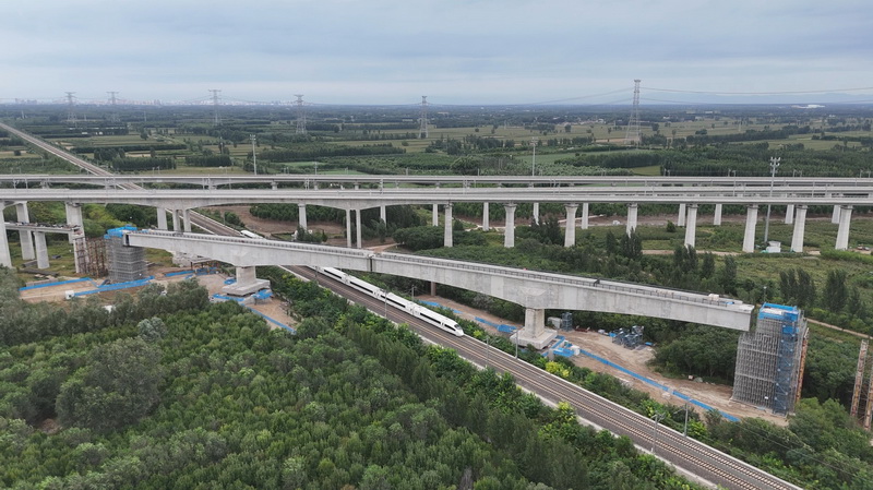 雄商高铁雄安枢纽跨津保铁路转体桥成功转体