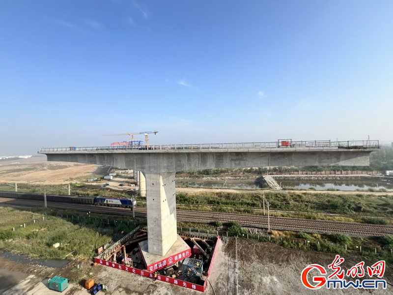 京滨城际铁路东丽特大桥跨北环铁路连续梁转体成功