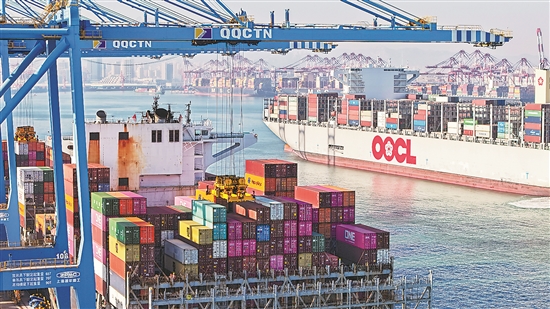 山东港口青岛港：巨轮频靠作业忙