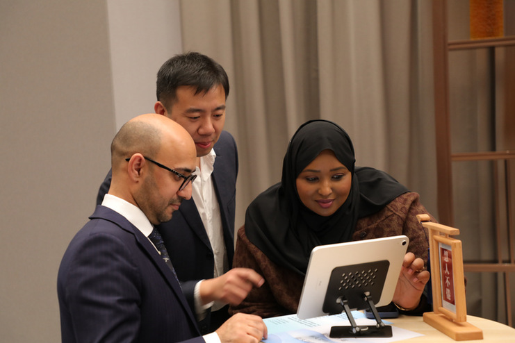 从“读懂天书”到“60秒出PPT”：阿里千问“圈粉”12国外交官