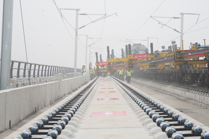 京港高铁雄商段正线铺轨顺利完成
