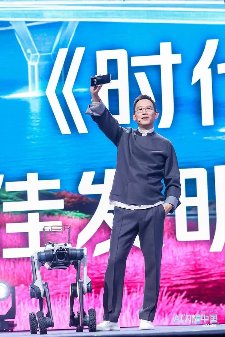 荣耀ROBOT PHONE完成国内线下公开首秀:融合AI大脑、机器人行动力与极致影像 荣耀ROBOT PHONE完成国内线下公开首秀:融合AI大脑、机器人行动力与极致影像