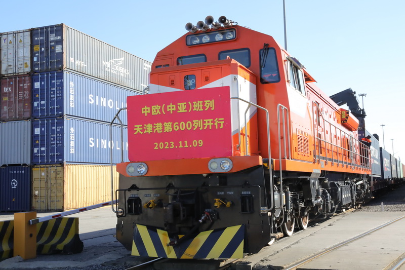 铺就发展快车道 书写服务新篇章 铺就发展快车道 书写服务新篇章