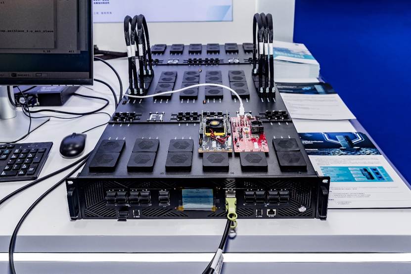 合见工软:做国产数字EDA领域的“引领者” 桌子上摆放着黑色的机器AI 生成的内容可能不正确。