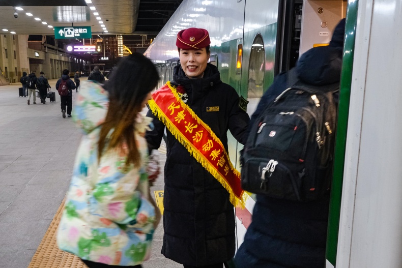 天津首趟开出天津至长沙动力集中型动车组列车