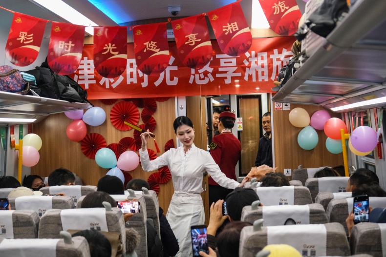 天津首趟开出天津至长沙动力集中型动车组列车