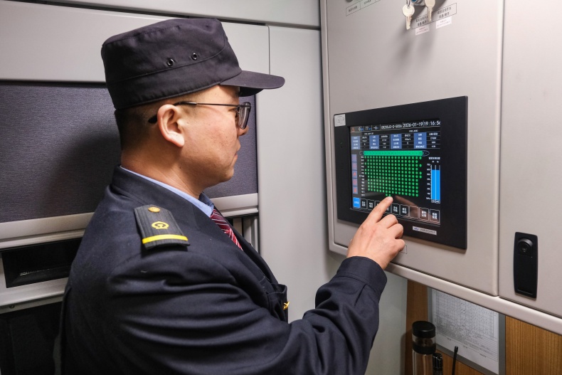 天津首趟开出天津至长沙动力集中型动车组列车