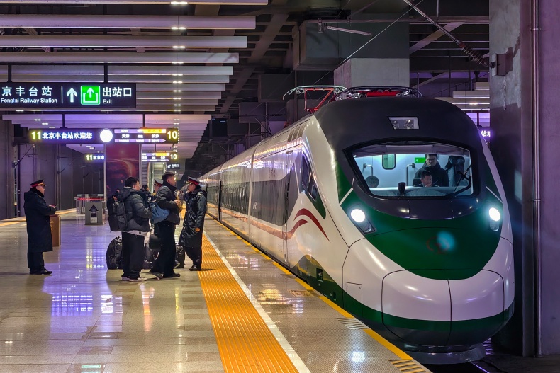 天津首趟开出天津至长沙动力集中型动车组列车