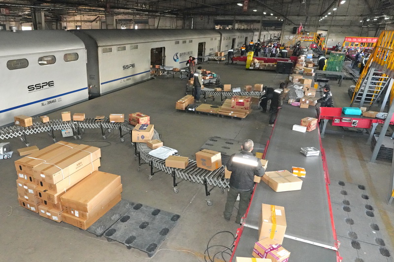 2026春运进行时丨特快货物班列“朝发夕至” 年货“跑”出加速度