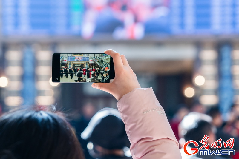 2026春运进行时丨翰墨迎春福满春运 文化惠民情暖京城