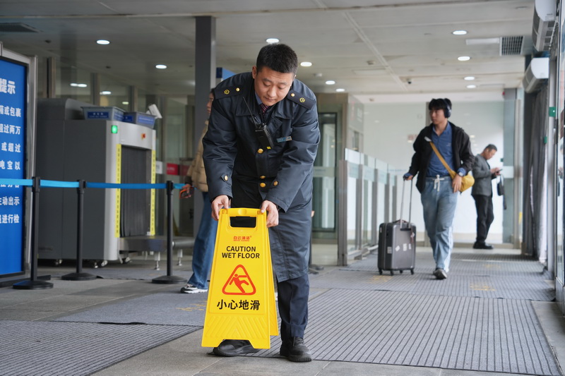 北京迎来春节后首场降雪 国铁北京局多举措确保旅客平安出行