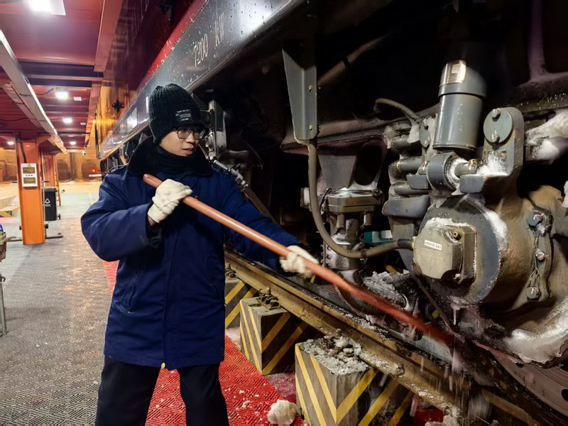 北京迎来春节后首场降雪 国铁北京局多举措确保旅客平安出行