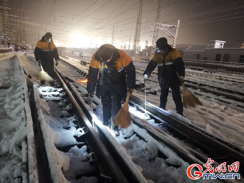 风雪无阻保畅通 京津冀铁路全力应对降雪天气 风雪无阻保畅通 京津冀铁路全力应对降雪天气