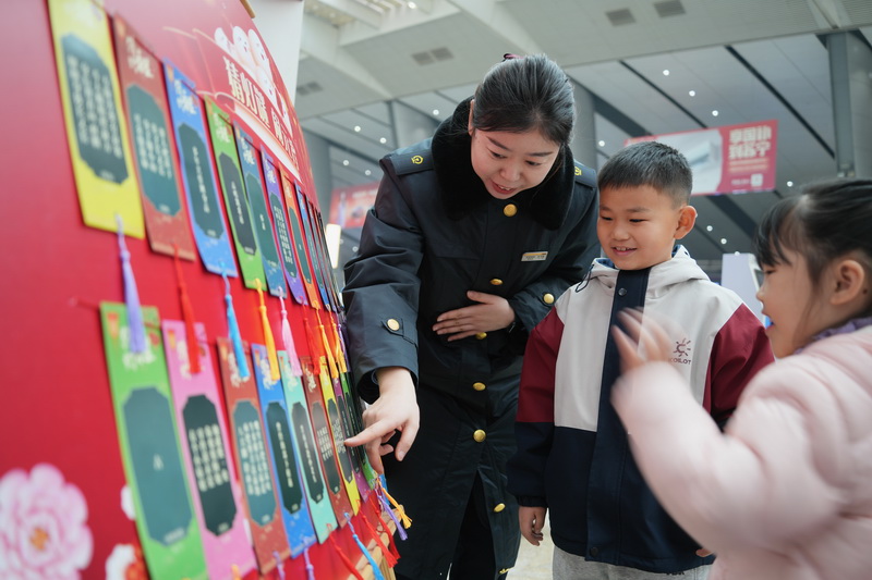 元宵暖归途 温情满旅途