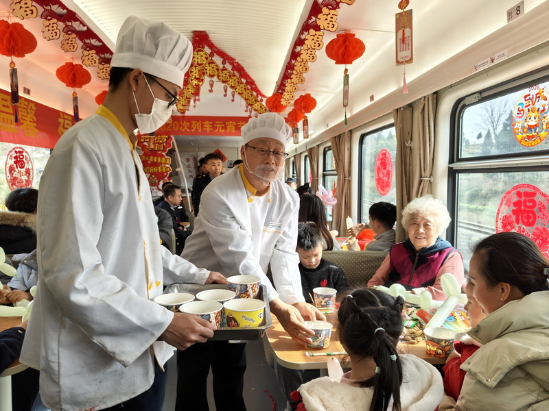 元宵暖归途 温情满旅途