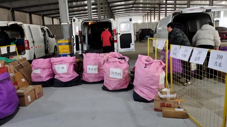 “你的快递到村口了！” 快递进村为乡村振兴加“邮”