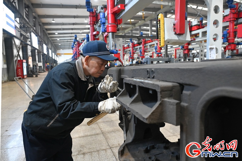 2026春运进行时丨为列车做“足疗” 护航运输安全