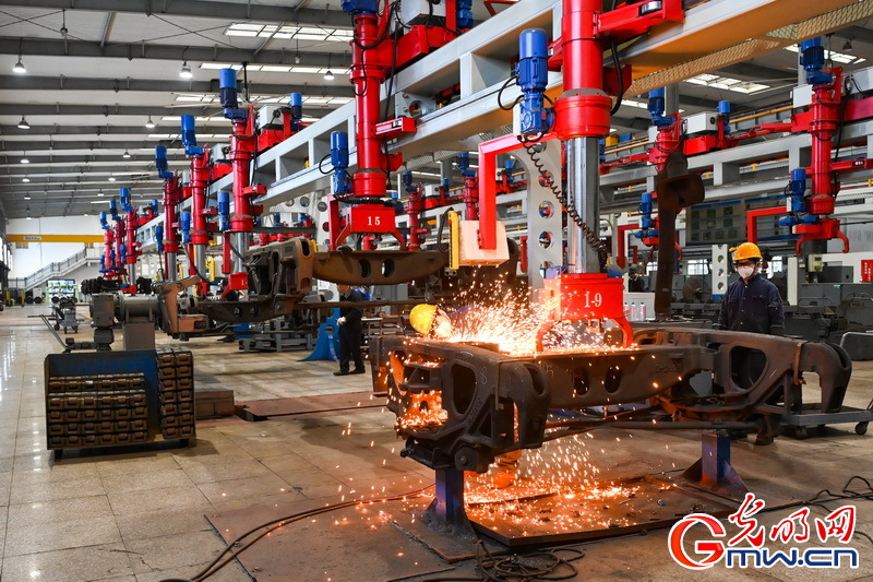 2026春运进行时丨为列车做“足疗” 护航运输安全