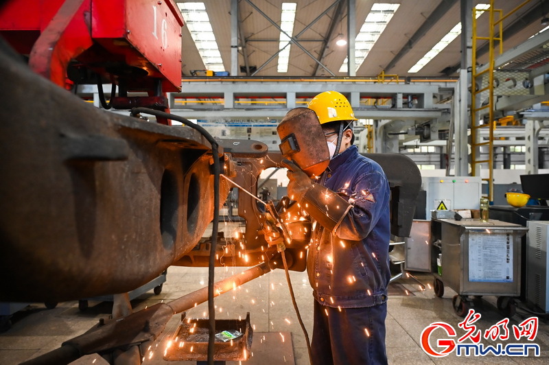 2026春运进行时丨为列车做“足疗” 护航运输安全