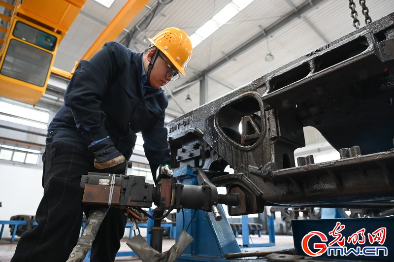 2026春运进行时丨为列车做“足疗” 护航运输安全