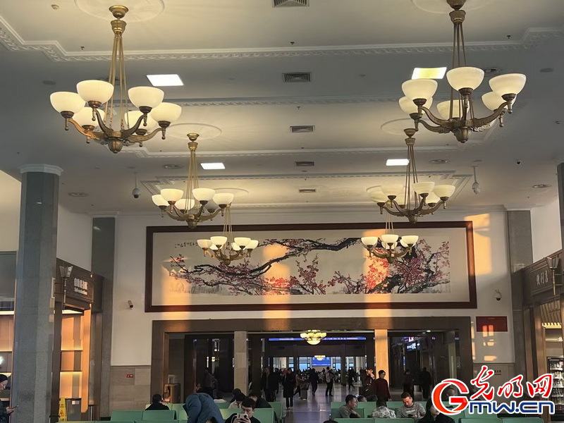 候车也能赏春景 北京站解锁“文化+出行”春日新玩法