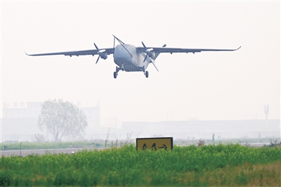 我国首款7吨级运投无人机长鹰-8首飞成功