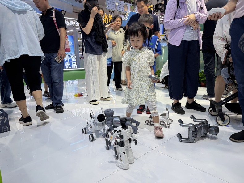 2026消博会丨在南海之滨 听见中国消费市场的澎湃心跳