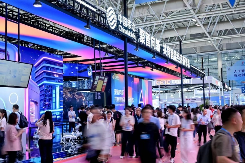 聚焦峰会现场！中国移动“通算智”三块拼图解锁数智新动力