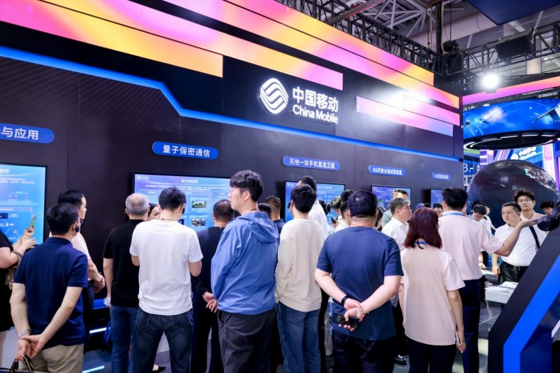 聚焦峰会现场！中国移动“通算智”三块拼图解锁数智新动力