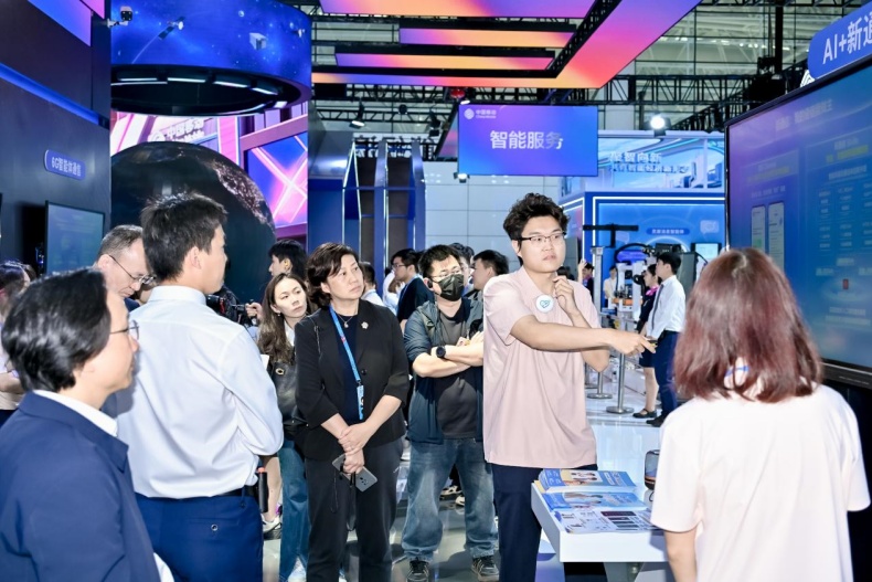 聚焦峰会现场！中国移动“通算智”三块拼图解锁数智新动力