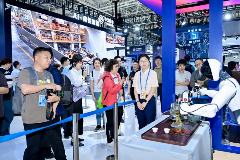 聚焦峰会现场！中国移动“通算智”三块拼图解锁数智新动力