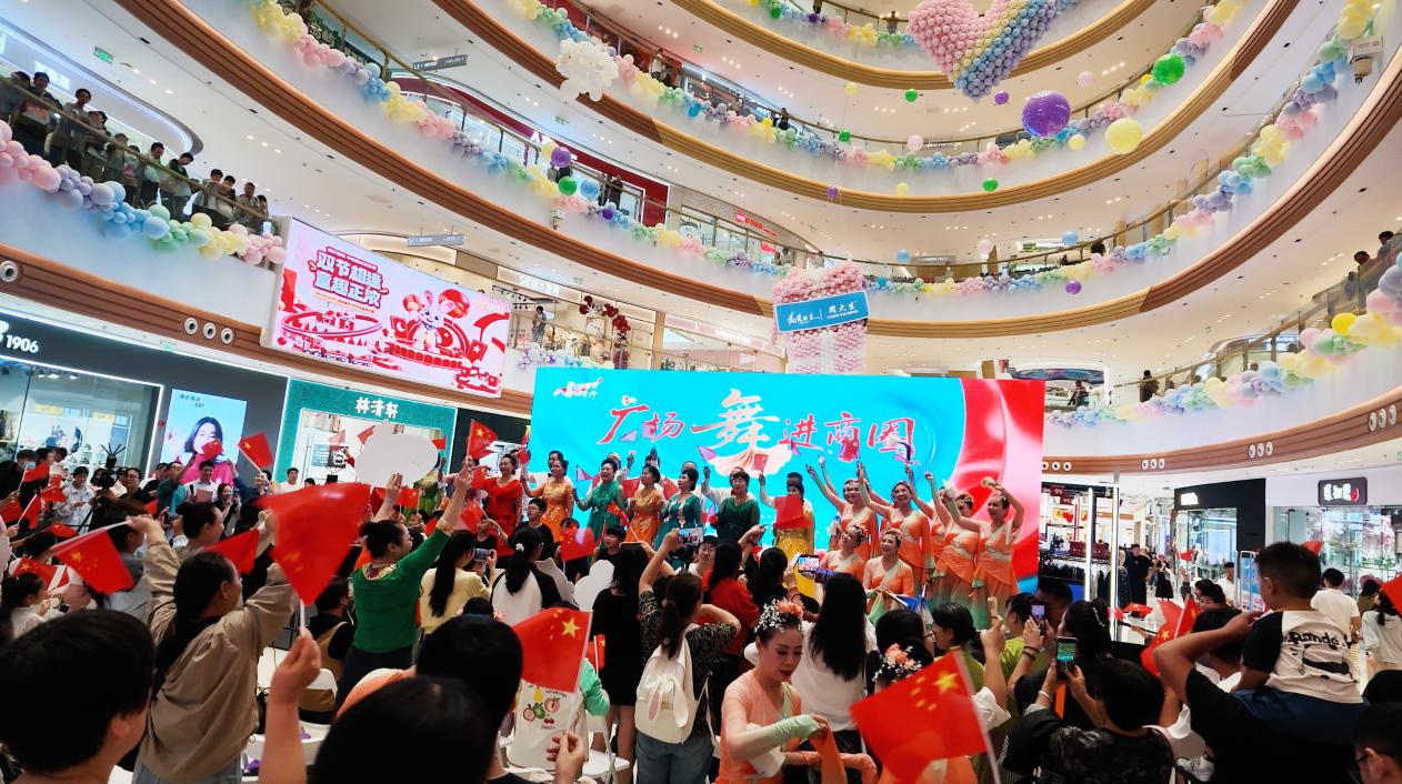 广场舞进商圈活动 让安徽双节消费“舞力全开”