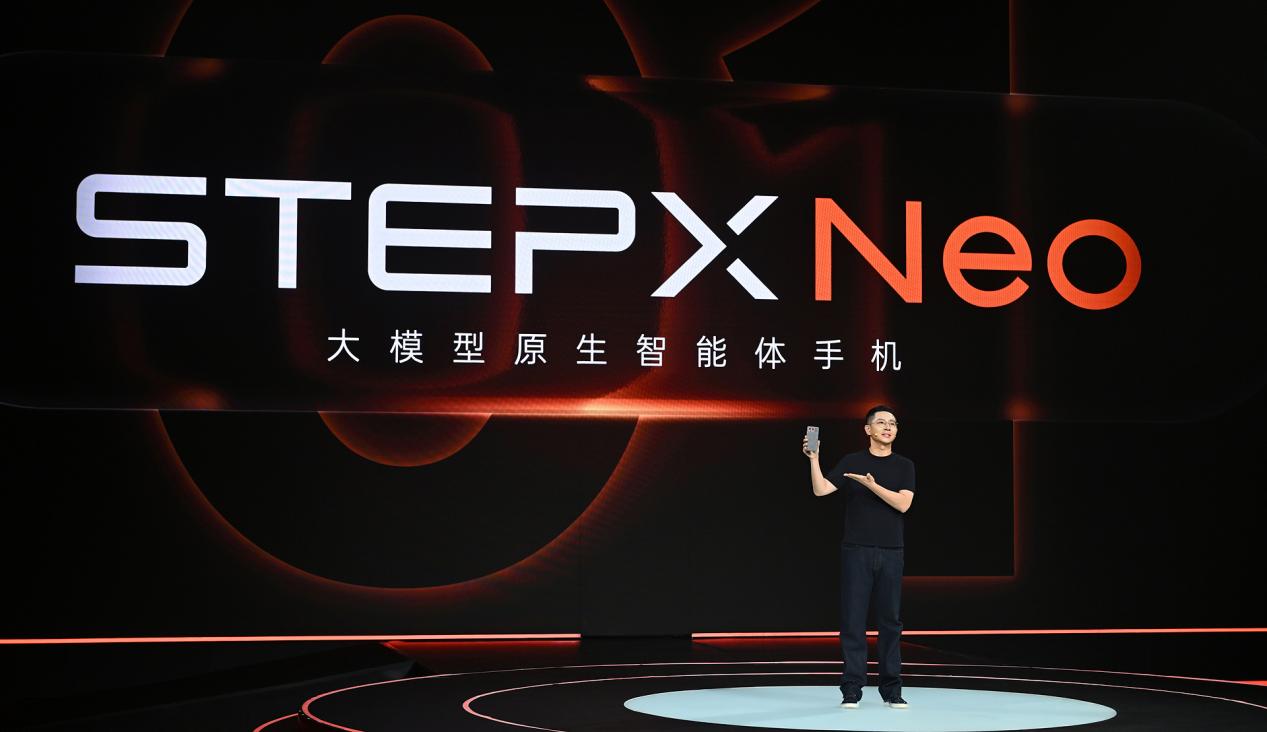 Stepx STEPX首款大模型原生智能体手机STEPX Neo正式发布 _光明网