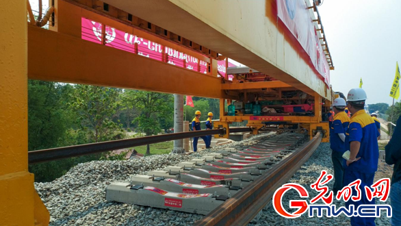 中老铁路老挝段开始铺轨 预计2021年底建成通车