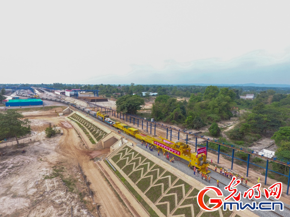中老铁路老挝段开始铺轨 预计2021年底建成通车