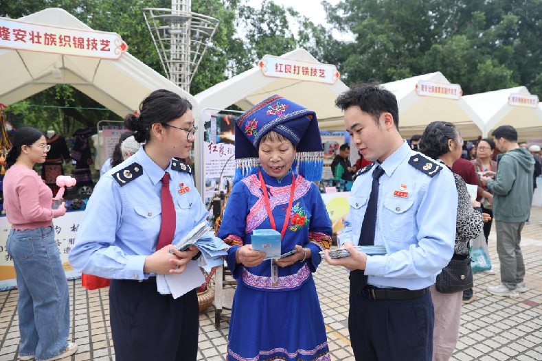 广西隆安：“那”乡有约 “三月三”税收宣传正当时