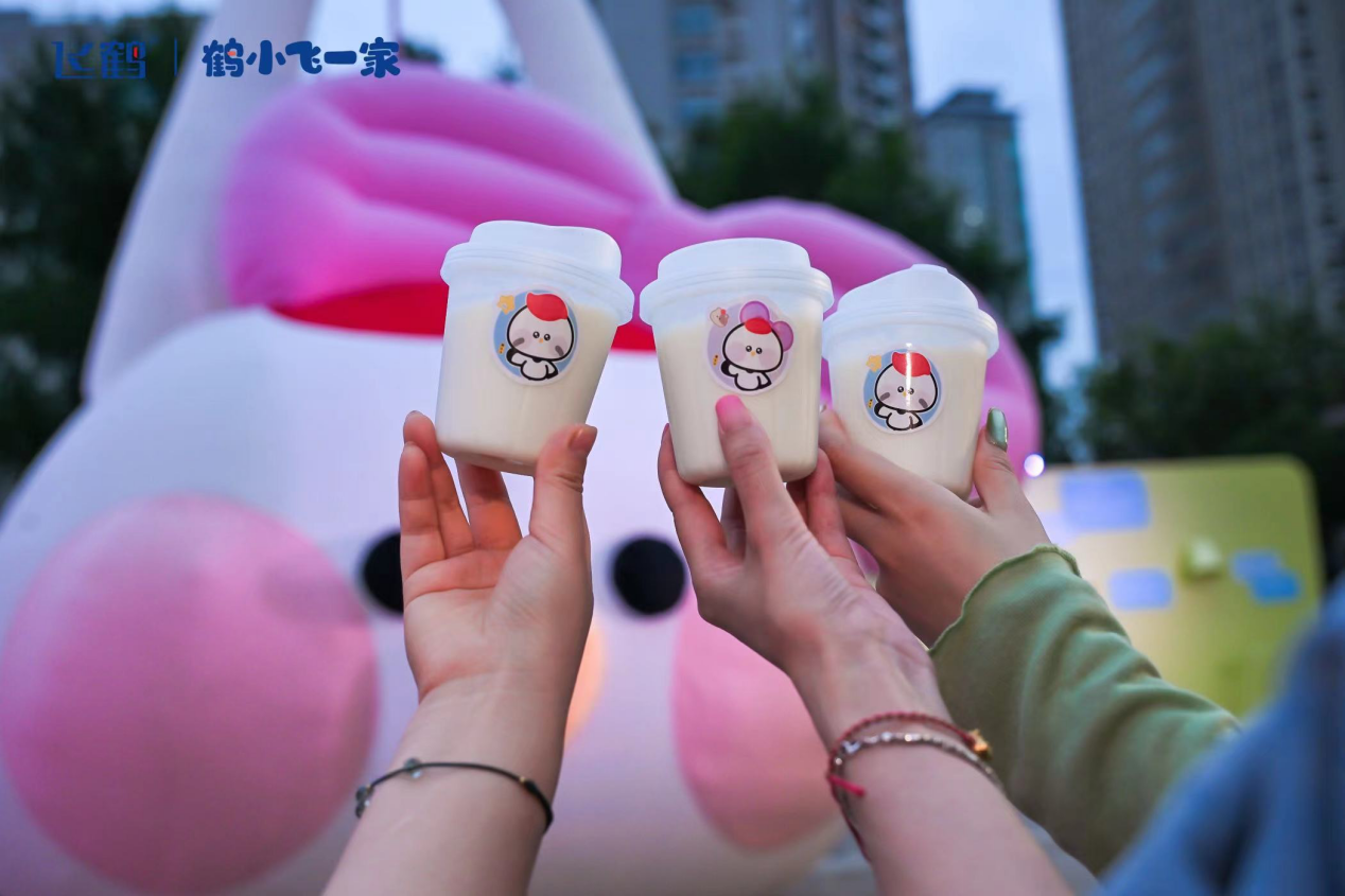 “鹤小飞一家”IP亮相助力品牌年轻化