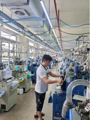 抓住90天出货窗口期！关税下调当晚 阿里国际站商家接到百万美国大单